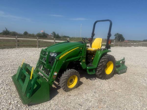 John Deere 3320 4x4 Tractor with Loader 1