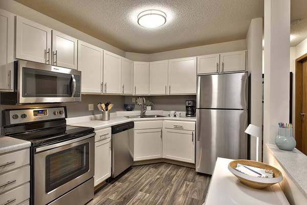 $1,711 / 2br - 1075ft2 - Gorgeous Remodel, Enormous, Extraordinary Amenities,  In/Outdoor Pools (Flying Cloud Dr., Eden Prairie)63868814314883120