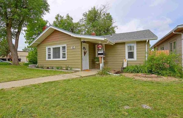 $810 / 2br - 1527ft2 - Ready-to-move-in 2BR/1BA House with Garage (Casper)