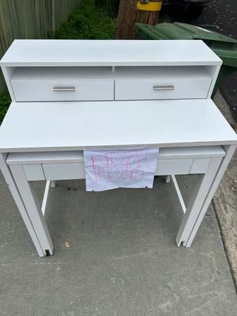 Free desk!!! Good condition 1