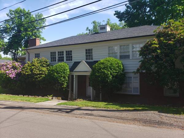 $1,575 / 1br - 740ft2 - Prelease our largest 1x1+den, top floor, corner & renovated for OCT! (Portland Raleigh Hills Beavteron)63672654480769120