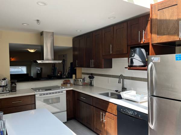 1 Bedroom available in beautiful 2 bd Apartment 1