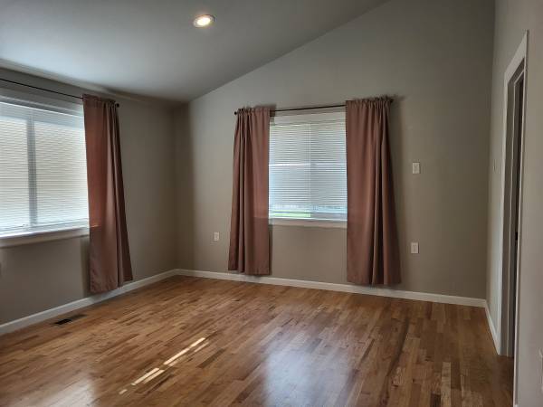 $999 / 1br - Dormitorio principal en una casa compartida (Woodburn)63660412718979121