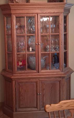 Hutch / china cabinet with interior lighting 1