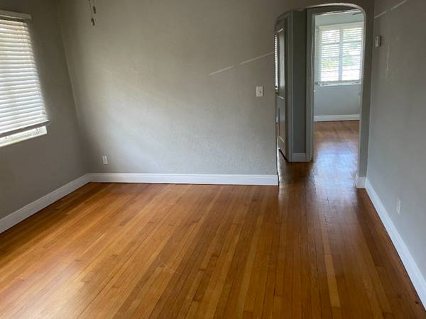 $2050.00 / 2br - 633ft2 - Charming 2BR/1BA Upstairs Garage Apartment in Euclid-St. Paul’s – Pet64002492373377122