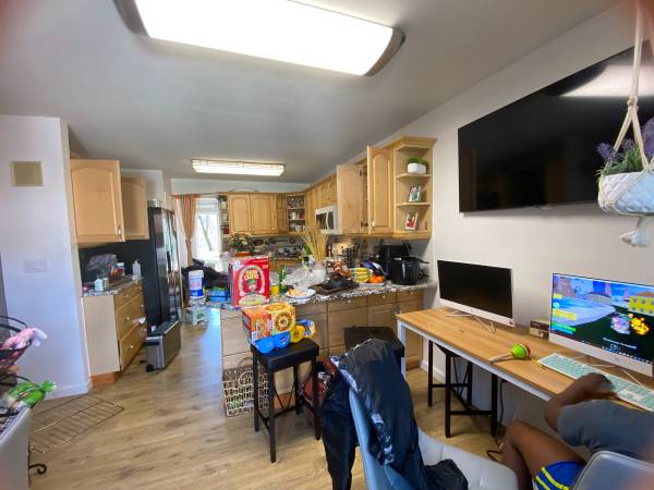 Spacious 3BR / 2.5BA Townhouse – Utilities, Parking & Furniture Included – $ 1