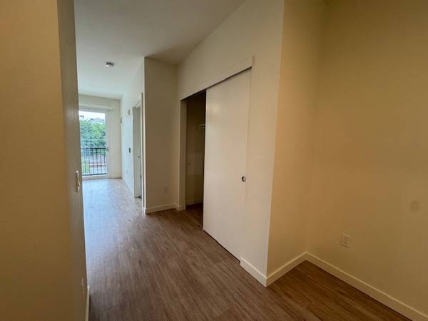 $2,396 / 1br - 663ft2 - S425: Live By The Waterfront! Top Floor Home with Juliet Balcony! (Everett)63929302772610124