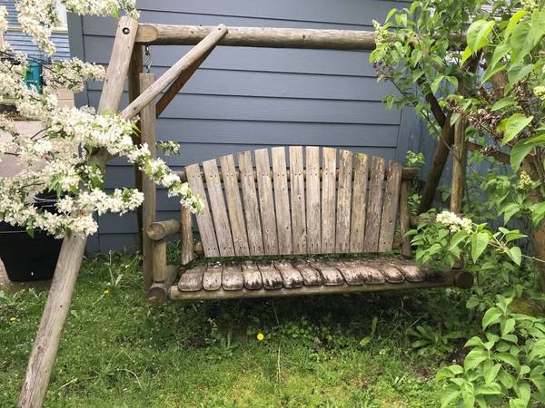 Columpio de madera estilo cabaña al aire libre - $200 (Seattle)63471460589185120