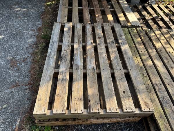 7 pallets various condition - $10 (Bothell)63471419361027121