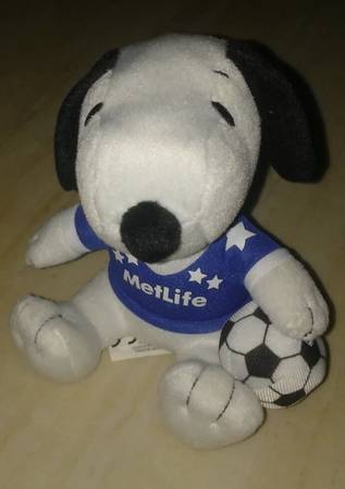 METLIFE Soccer Snoopy Plush 1