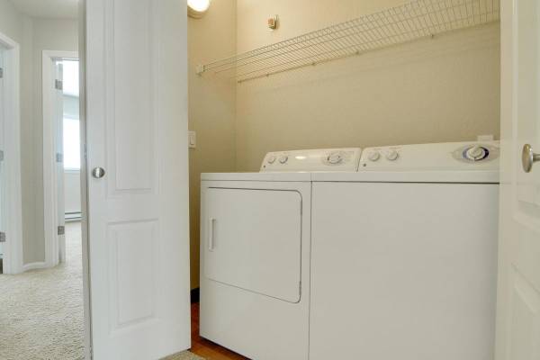 $1,715 / 2br - 1025ft2 - Off-Leash Dog Park, Near Public Transit, Open Kitchens, Ceiling Fans (Walnut Grove)63820882809859124