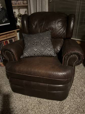 Oversized Leather Club Chair 1