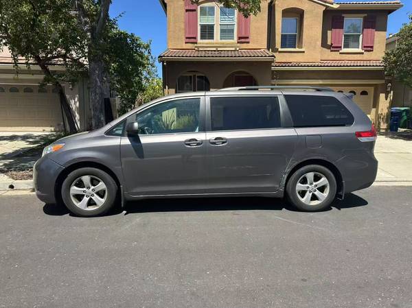 2014 Toyota Sienna LE FIRST OWNER 8passenger Minivan - $10,000 (alameda)63469634870145121