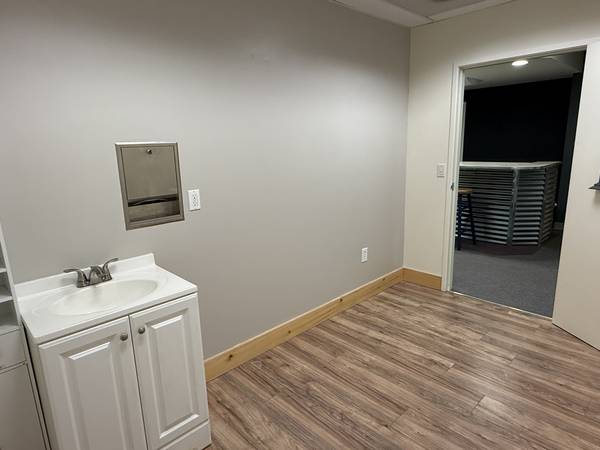 $695 / 250ft2 - Espacios de oficina con servicio completo | Salas de tratamiento | Oficinas grandes | 27-G (healdsburg / windsor)63686068066817122