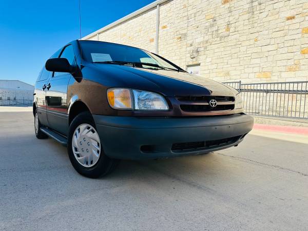 1998 Toyota Sienna LE LOW MILES SUPER CLEAN 1
