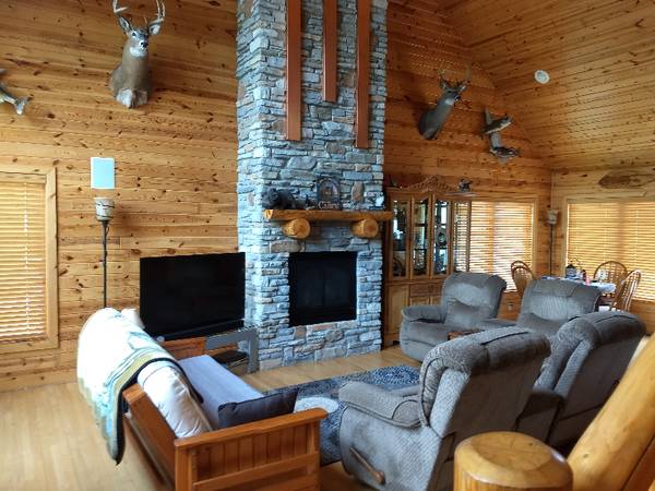 $1300.00 / 2br - 1840ft2 - Amazing Peaceful Location with this Logfaced WATERFRONT Home,  Furnish63845966673665123