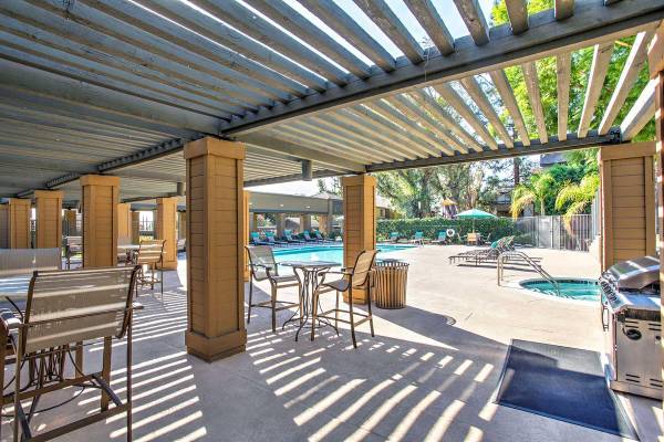 $2,055 / 1br - 637ft2 - Lounge Seatings and Outdoor Dining Areas, Relaxing Spa (Alta Loma)64028083359617124
