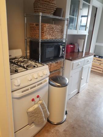 $2,300 Large studio with EIK in Davis Sq. Sept. - Nov. Free ht hw incl. NOFEE (Davis Square)63699256579075124