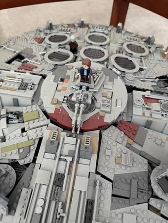 Lego Halcón Milenario 75192 y mesa con tapa de vidrio - $725 (Ridgefield)63471463666819121