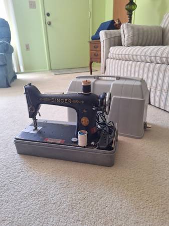 Singer Sewing Machine with Case 1