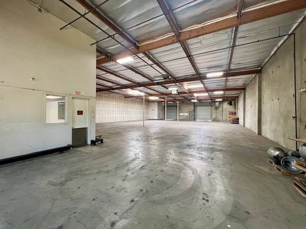 $11,039 / 8300ft2 - Warehouse with dock!  CHEAP Lease Rate! (Chula Vista)64217141865859124