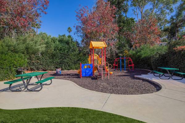 $2,420 / 2br - 812ft2 - 2 bedroom, Picnic Area with Barbecue, Located in Oceanside (3760 North Way, Oceanside, CA)63701763882753124