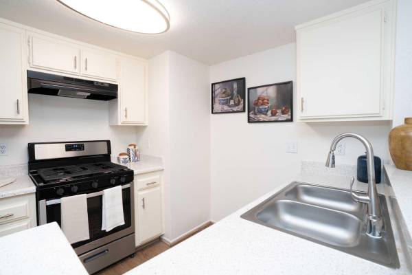 $2,629 / 2br - 860ft2 - Gas Range Oven, Professional Management Staff, 2bd 2ba (27303 N. Sara St., Los Angeles, CA)63701166677633124