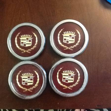 CADALAC CENTER CAPS 1