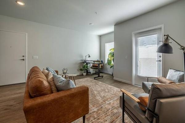 $1,910 / 2br - 912ft2 - Stainless Steel Appliances, 9' Ceilings, Full Size Washer/Dryer (Wenatchee)63828063625987120