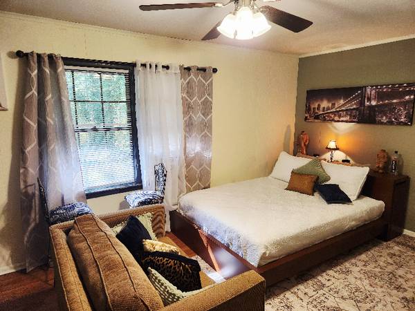 $650.00 / 1br - Furnished Room in Peaceful Home – All Utilities Included – Near Airpor63963993057666124