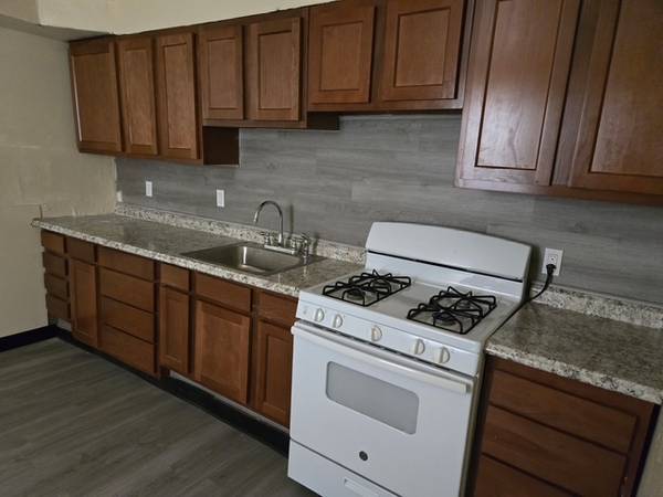 $750 / 1br - Large Studio - New Kitchen, New Floors, Freshly Painted64013364012290120