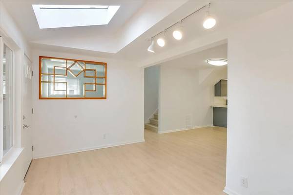 $1,210 / 2br - Spacious Modern apartment with Open-Concept Kitchen & Large Balcony! (santa cruz)64023716104706122