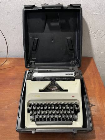 Adler T-A J5 typewriter 1