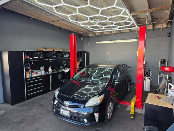 Garage with lift for long or short term rent 1