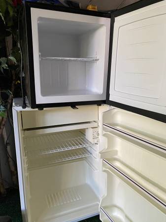 GE REFRIGERATOR 5.6 cu Under Counter__Mini Fridge__Also a FREEZER MINI - $100 (Fairfax, Virginia, 22030____________________________________)63470993334913122