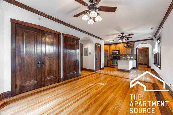 $1,950 / 1br - 1000ft2 - Spectacular Vintage! 1 Bed / 1.5 Bath –  In-Unit Laundry! Central Air! (Irving Park)64041646396161120