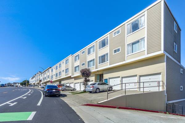 $2,782 / 1br - 778ft2 - Elevated Views, Public Transportation, Energy-Efficient Appliances (daly city)63682832403457124