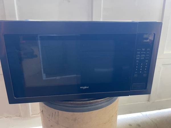 24” Whirlpool tabletop microwave 1