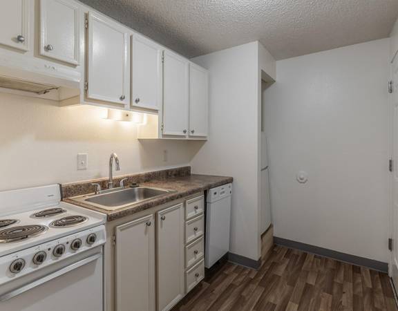 $1,350 / 1br - Friendly Atmosphere & Neighbors, Garages + Pet Friendly One Bedroom (North Clackamas)63914740456578122