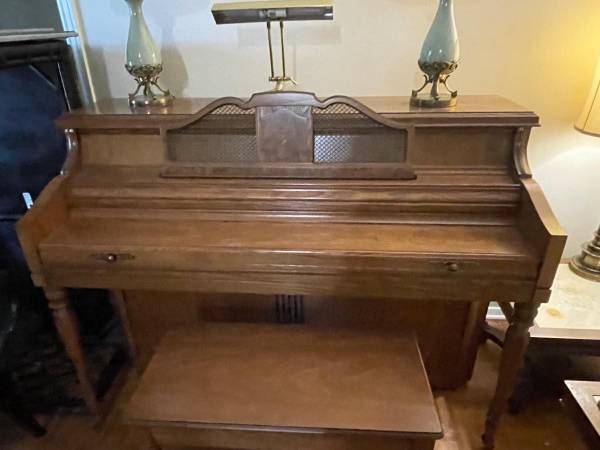 Wurlitzer piano with storage in seat 1