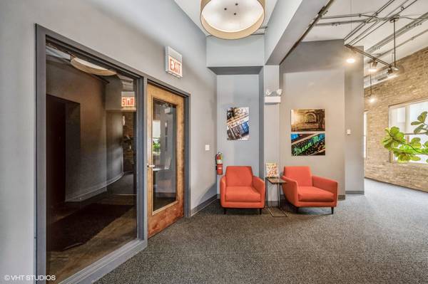 $695 / 125ft2 - Uptown Small Office Suite Available (Uptown)63898603367555124