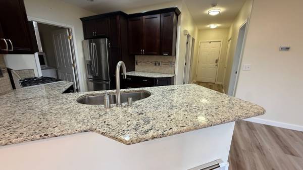 $2,300 / 3br - 975ft2 - Major Updates! Raised Ranch Style Condo with HUGE Oversized Garage! Av (Lore/Elmore)64149619642115124