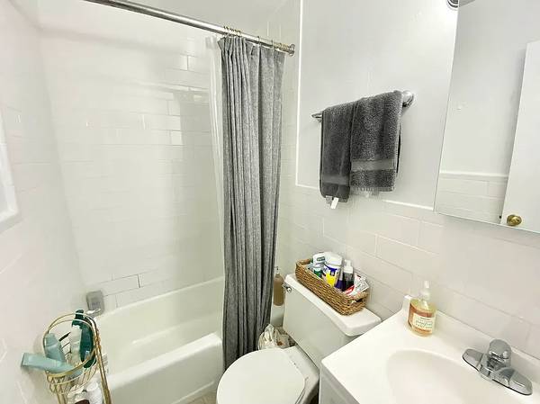 Sublet Available: Attractive retail space in great location- Clinton H 1