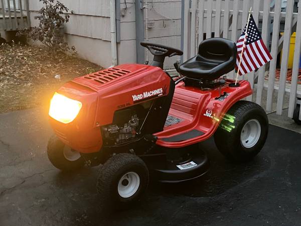 Yard Machines 638 RL Lawn Tractor, 6 speed, 38” cut. Like new! 1