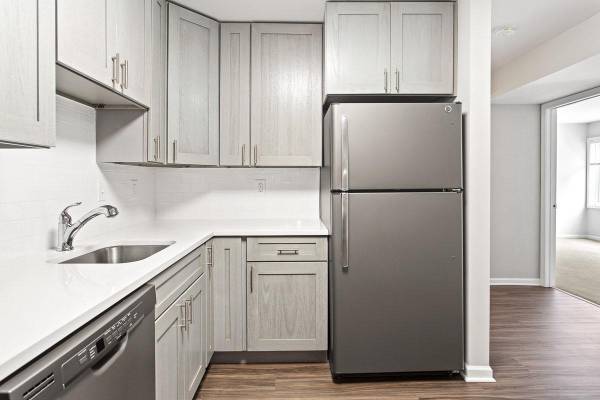 $1,652 / 1br - 690ft2 - Guest Parking & Easy Freeway Access—Visitor-Friendly & Connected! 🚙 (2246 N Beauregard St, Alexandria, VA)63896394737539122