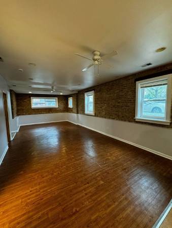 $1,400 / 1br - 950ft2 - Tons of Exposed Brick! Beautiful Garden Unit! (Albany Park)63898730905218121