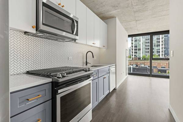 $2,045 SLEEK Primely Located River North Studio-Lap Pool, Lounges, Smart Tech (River North)64041643666434120