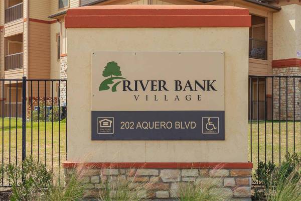 $977 / 2br - River Bank Village Apts (Laredo)63662019138689120