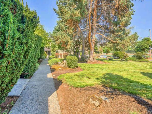 $1,350 / 1br - $300 SAVINGS - Highly Walkable- Everything Nearby + Large Closets (Hawthorne District)63845978787715123