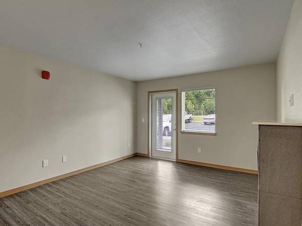 $1,704 / 1br - 707ft2 - Washer/Dryer, Stainless Steel Appliances, Wood Inspired Flooring (BREMERTON)63688462638465124